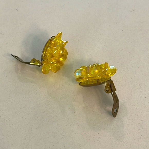Vintage clip on yellow plastic bobble earrings - Picture 3 of 3